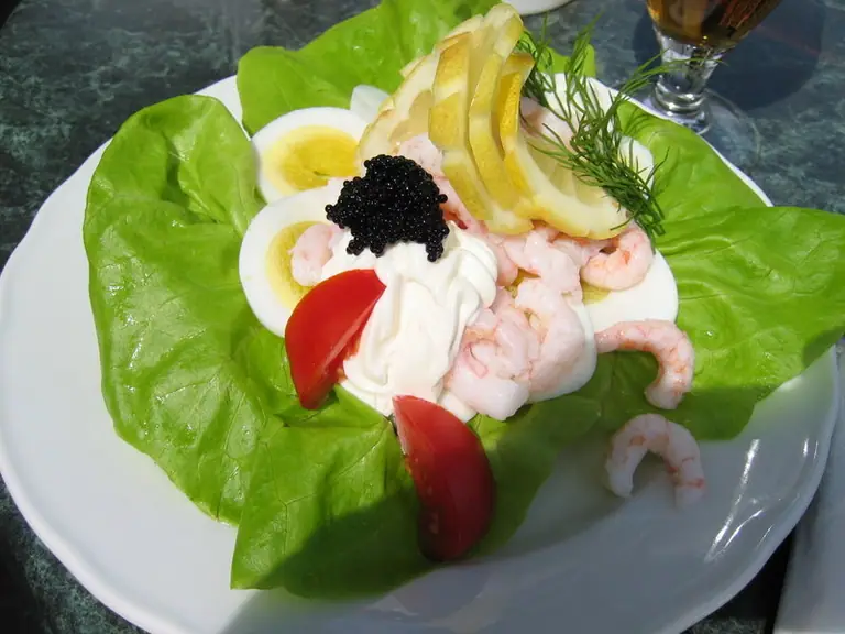 Rekesmørbrød: tosta abierta de gambas con huevo y eneldo
