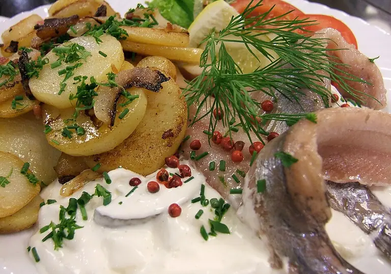 Sursild: arenques marinados con crema agria y cebolla