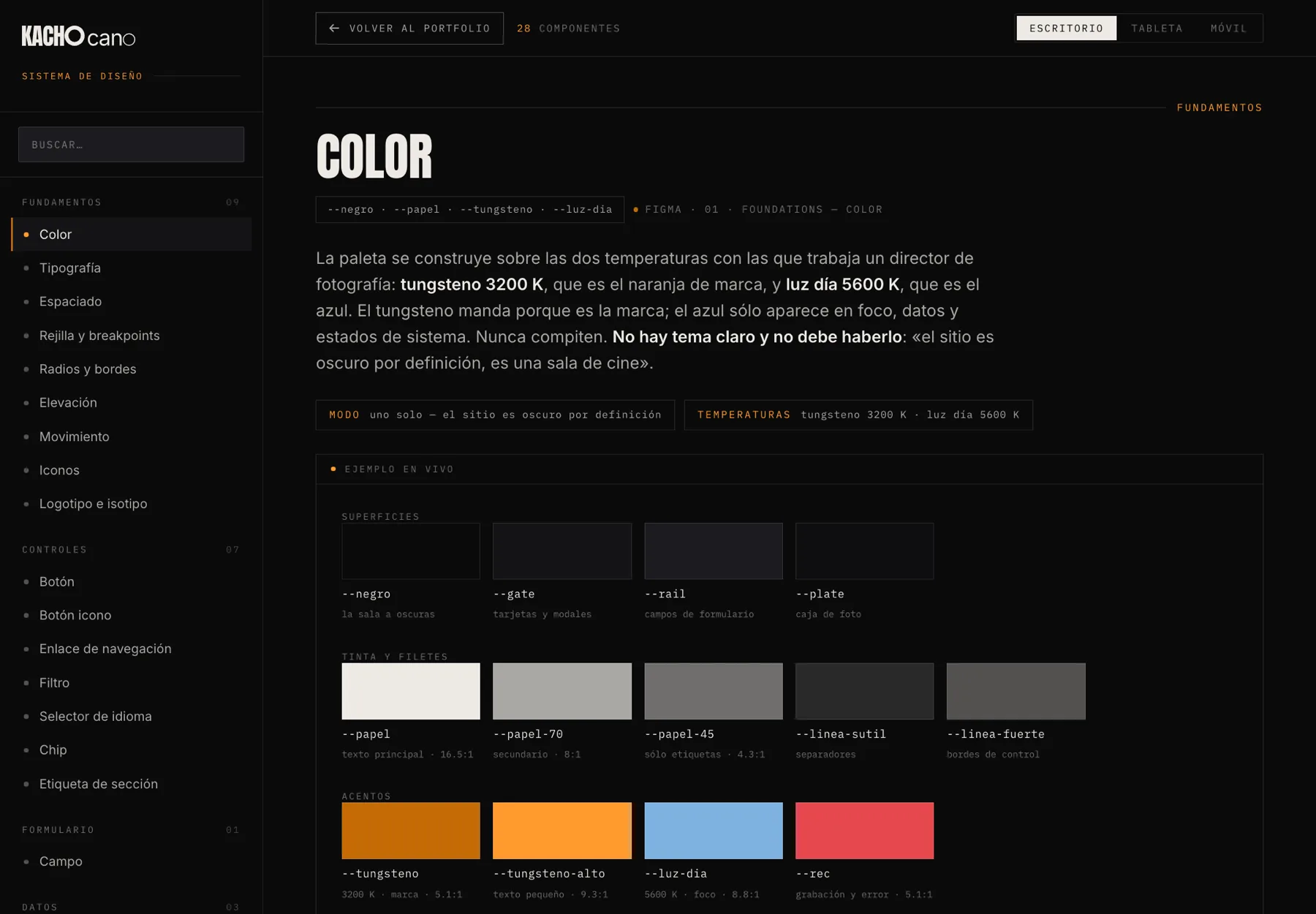 La ficha de Color de la documentación de Kacho: superficies, tinta y filetes, y los cuatro acentos con su ratio de contraste anotado